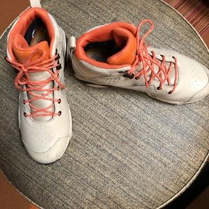 Under Armour snow shoes